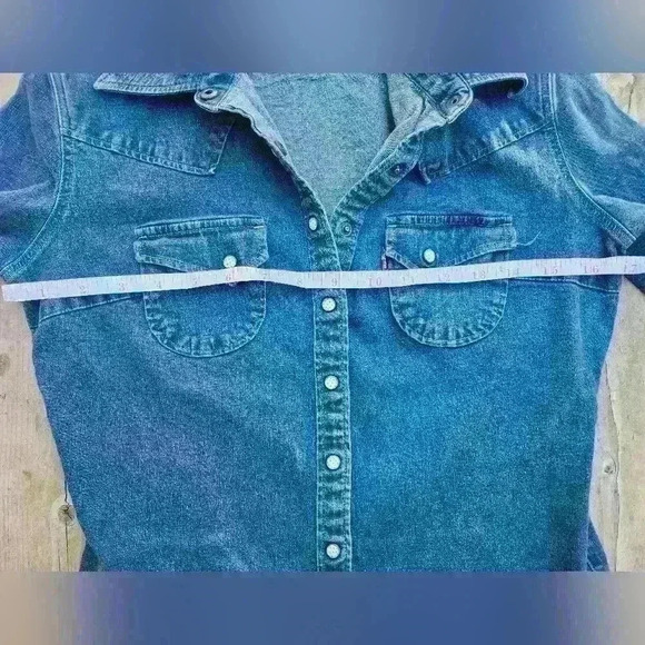 LEVI'S DENIM SHIRT SIZE MED - Picture 5 of 7